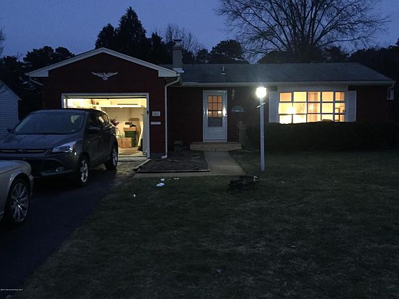 4th image of 1027 Edgebrook Dr E