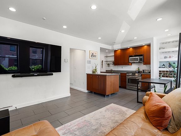 4th image of 7 Cypress Rd APT 702