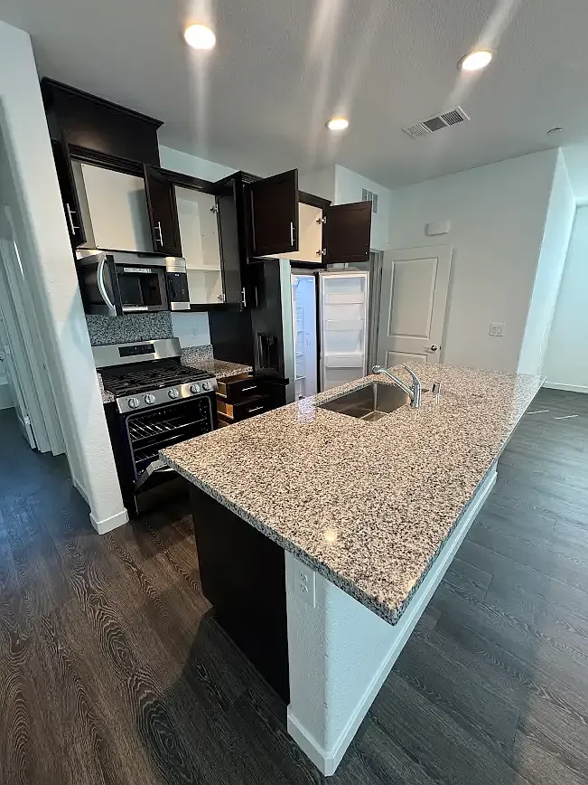 1 bed, 742 sqft, $2,299 — Photo 4