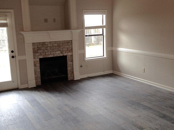 3rd image of 105 Whispering Creek Cv