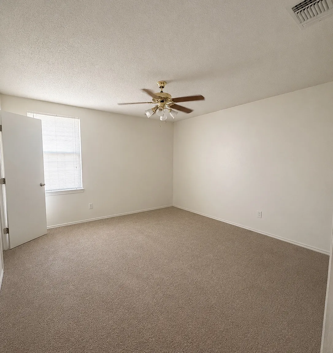 3 bed, 1400 sqft, $900 — Photo 1