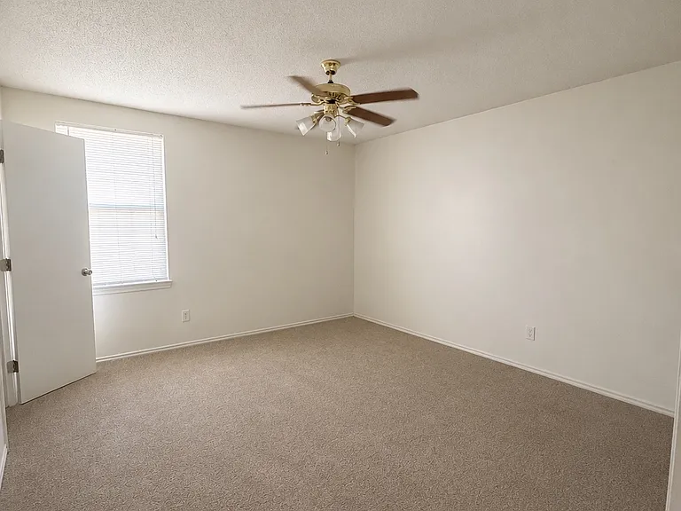 1202 Wallace Ln — Photo 1