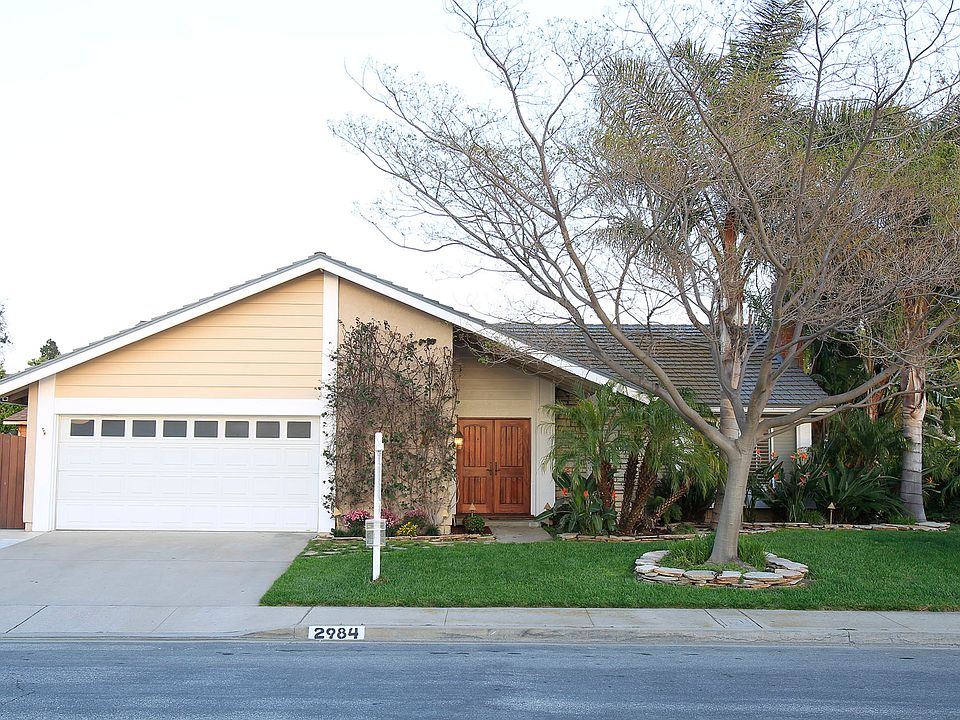 2984 Meadowwood Ave