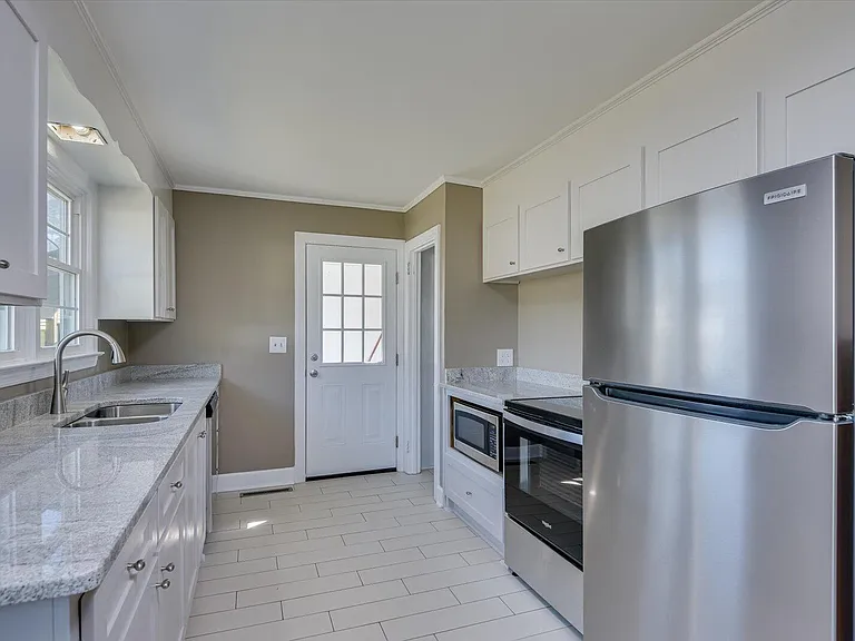 302 Burgess Dr — Photo 12