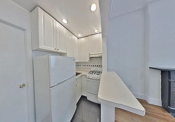 4th image of 156 E 64th St APT 4F
