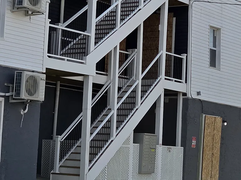 301 W 3rd St #9 — Photo 3