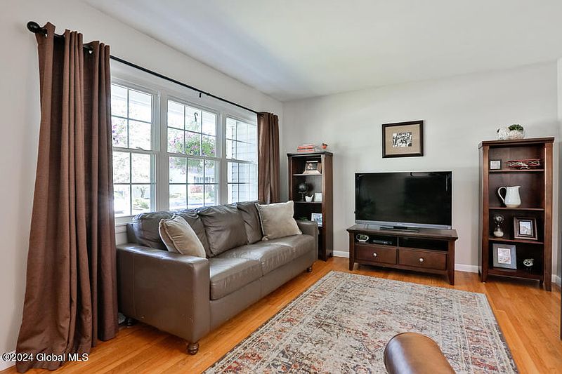 3rd image of 36 Glendale Road