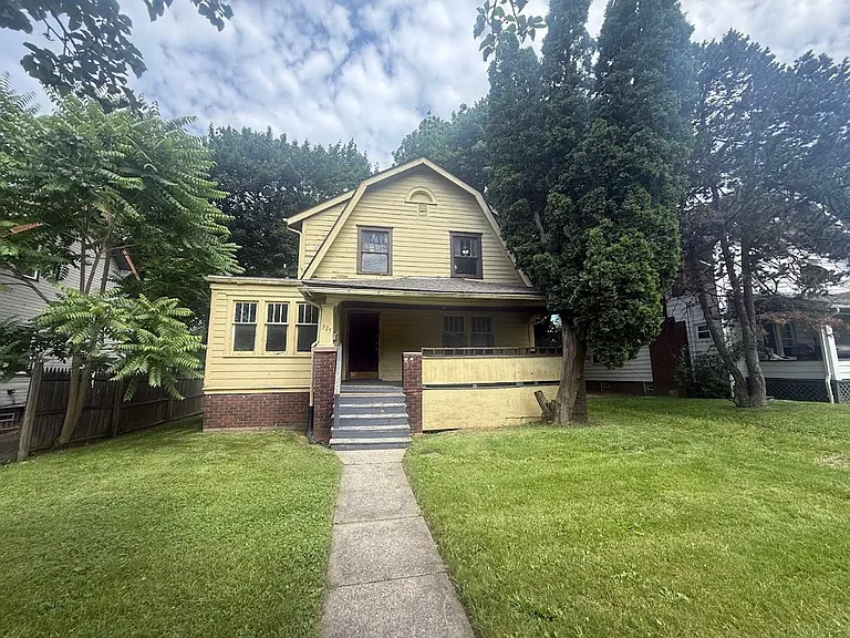 325 Grace Ave — Photo 1
