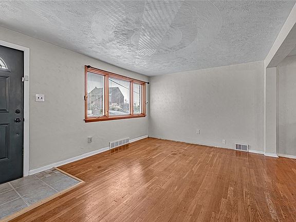 4th image of 525 Elwell Ave