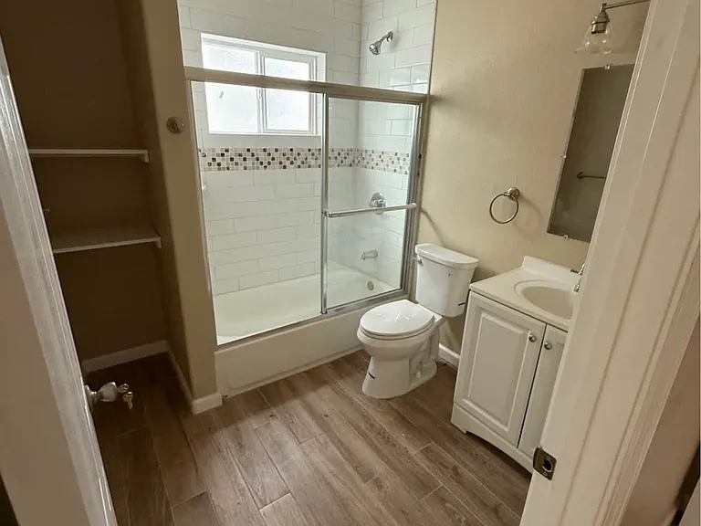 627 1/2 S Rowan Ave — Photo 3