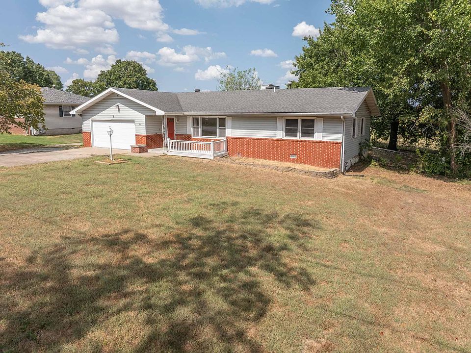 1st image of 906 E Prairie Lane