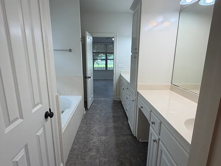 3001 Northbank Dr — Photo 32