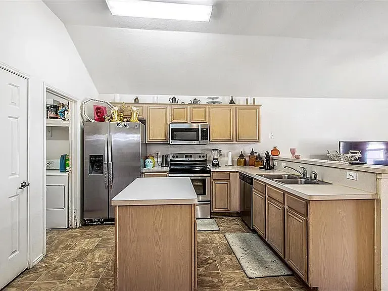 1214 Varacruz Dr — Photo 5