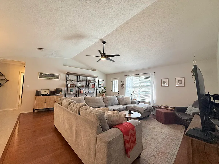 2414 Heritage Cir — Photo 14