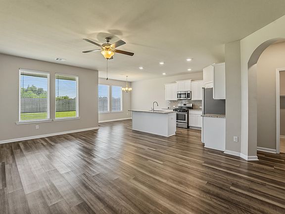 4th image of 303 Oak Hampton Dr