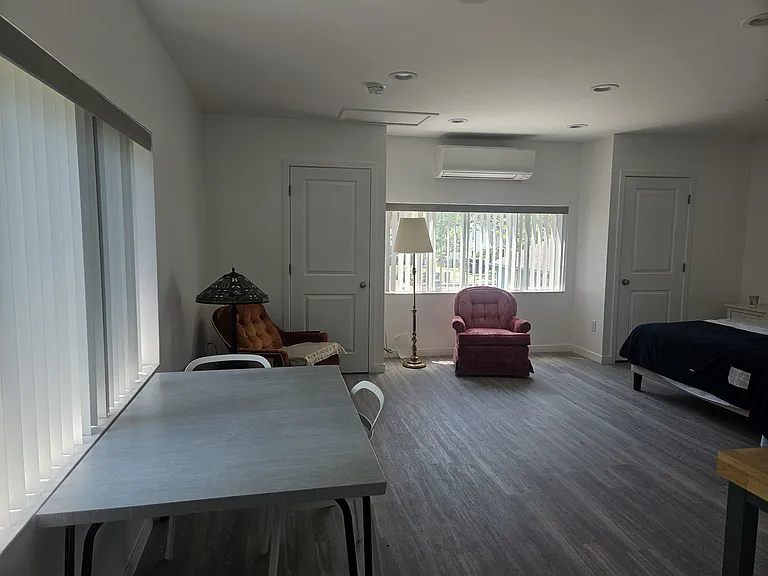 305 Burwood Ave — Photo 11