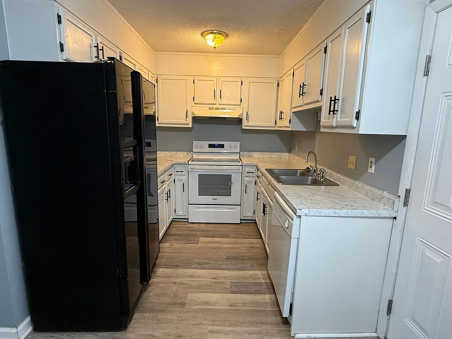 Nice 2 bedroom, 1.5 bath townhouse — Photo 2