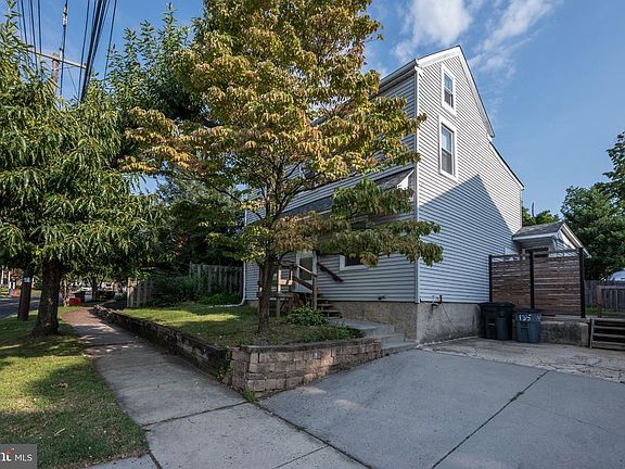 5th image of 135 Potter St