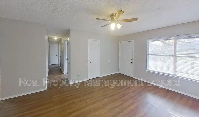 701 S Valentine Dr — Photo 4
