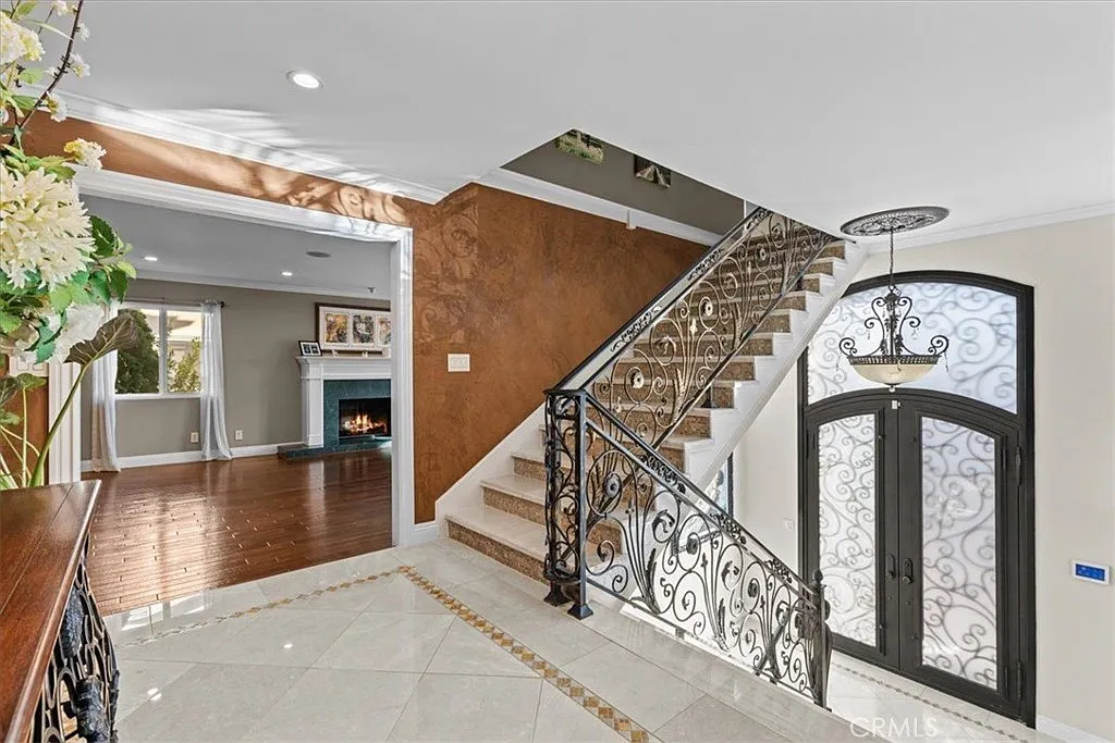5 bed, 5500 sqft, $9,680 — Photo 4