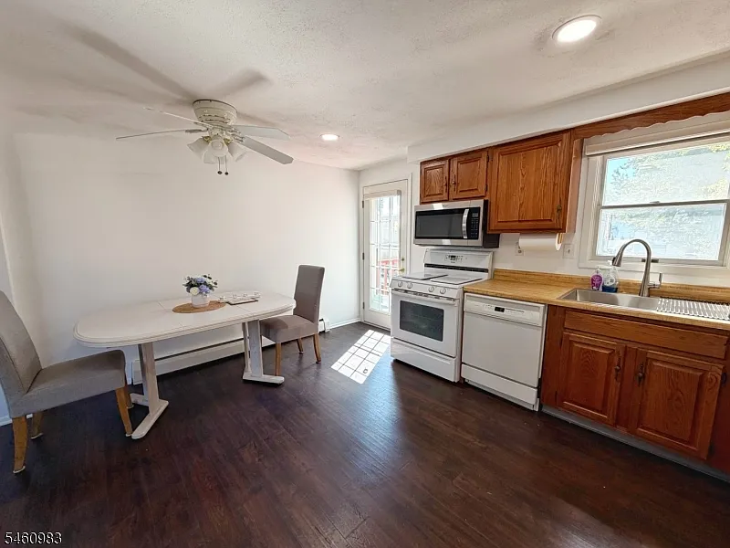 2 bed, 1.5 bath, 1000 sqft, $2,700 — Photo 3
