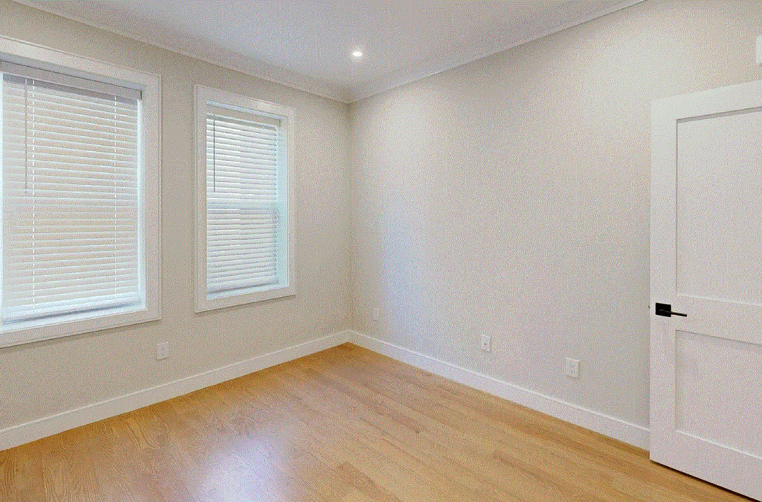 Charming 3 bedroom-No Broker Fee — Photo 3