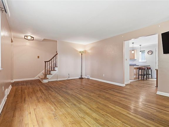 5th image of 332 Old Farm Rd