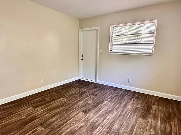 717 SE 16th St #5 — Photo 8