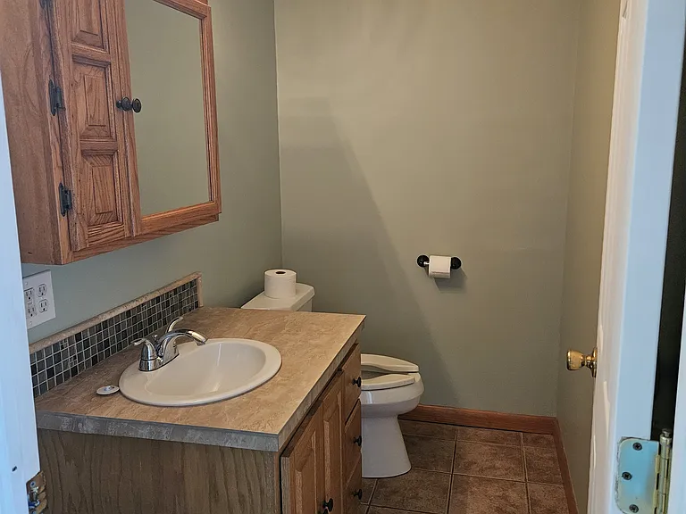 542 Broadway St E — Photo 10