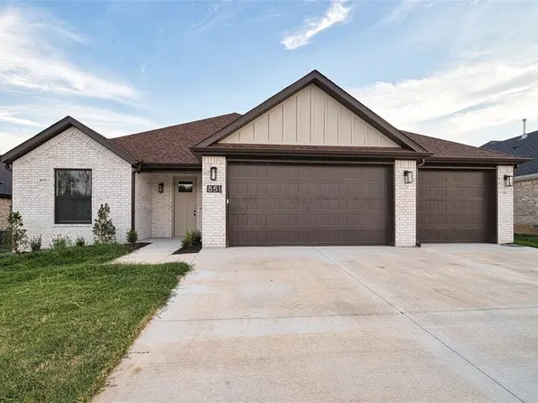 851 E Buchanan St, Prairie Grove, AR 72753