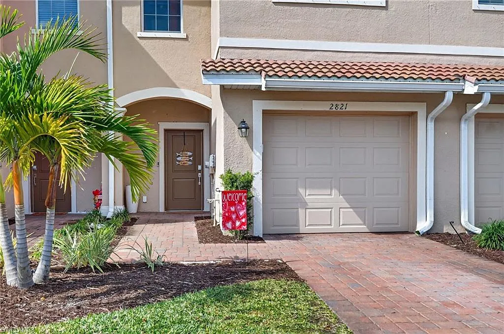 3 bed, 2.5 bath, 1879 sqft, $2,400 — Photo 2