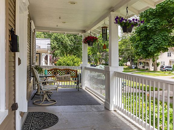 3rd image of 59 Graceland St NE