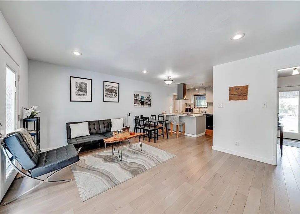 8001 Briarwood Ln