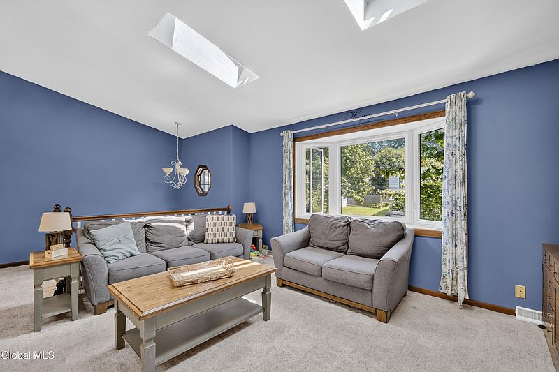 5th image of 35 Hillcrest Avenue