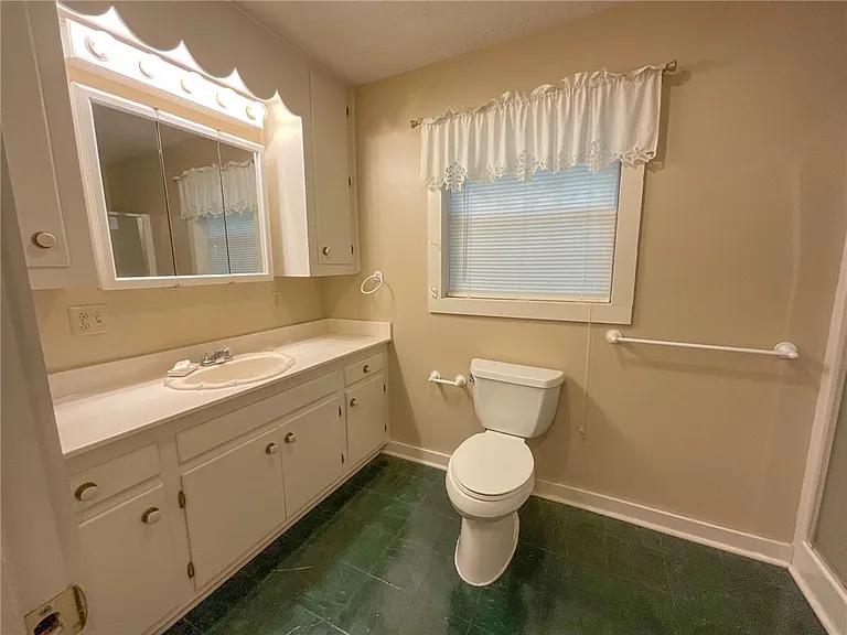 307 W Buck St — Photo 9