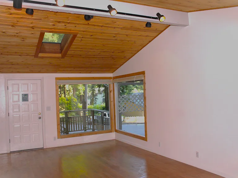 Redwood Ave — Photo 4