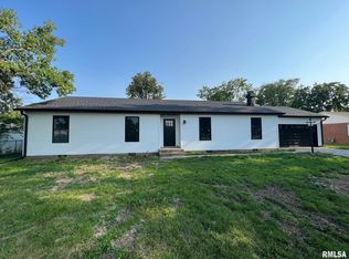 215 Half Moon St, Lincoln, IL 62656