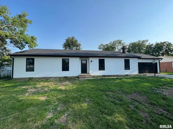 215 Half Moon St, Lincoln, IL 62656