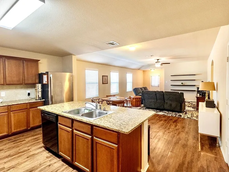 1407 Pampa Grass Dr — Photo 3