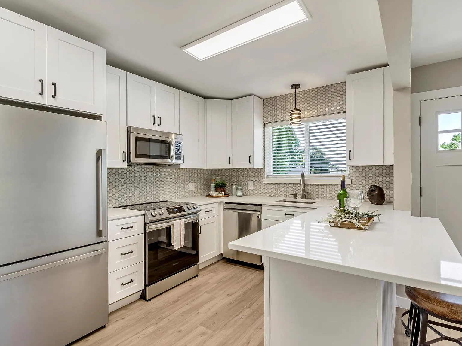 2 bed, 850 sqft, $1,800 — Photo 2
