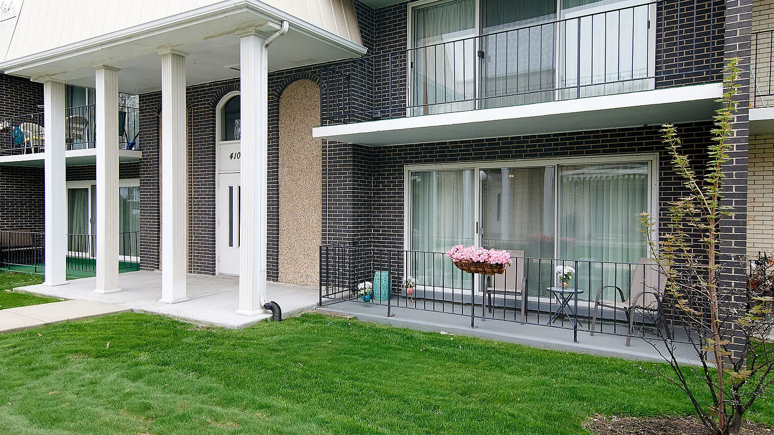 4108 W 99th St APT B photo 1