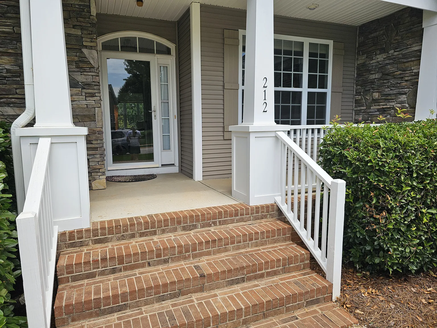 212 Medford Dr — Photo 3