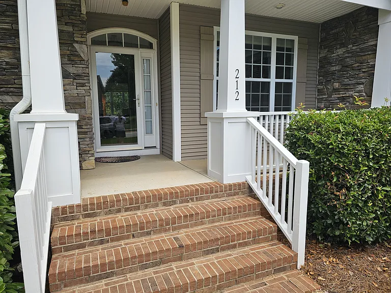 212 Medford Dr — Photo 2