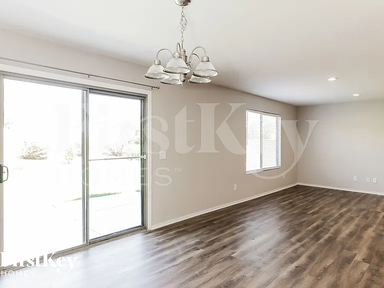 5570 E Flowing Spg — Photo 4