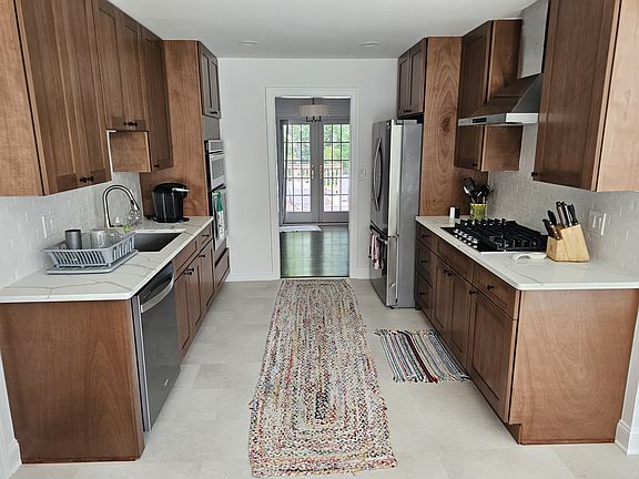 5th image of 2402 Parkers Ln