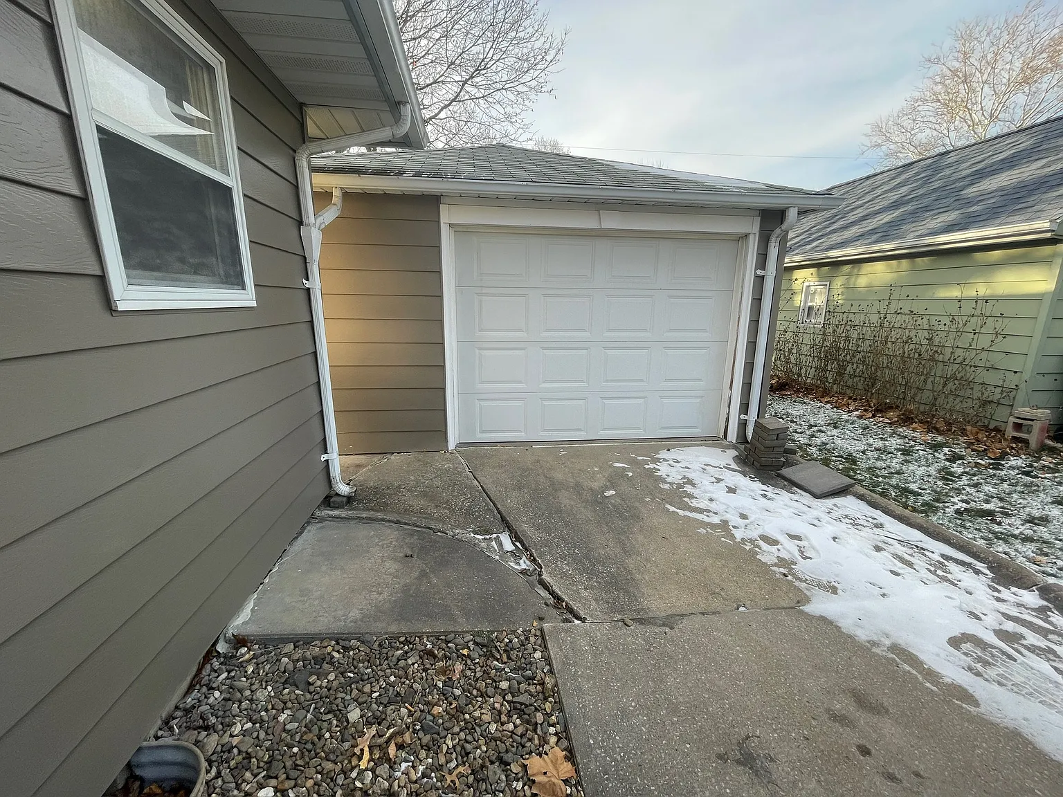 3 bed, 900 sqft, $2,000 — Photo 2