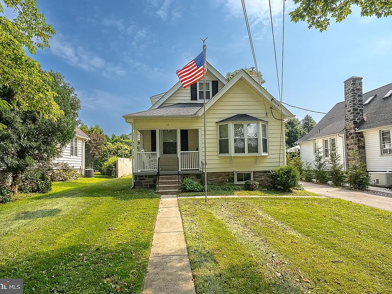 18 Clover Ln — Photo 1