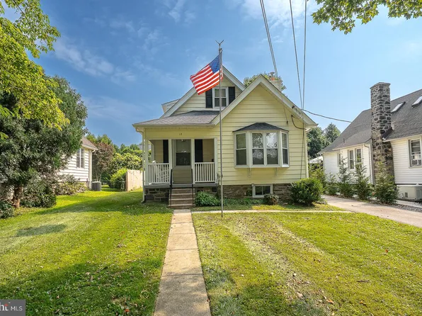 18 Clover Ln, Wayne, PA 19087