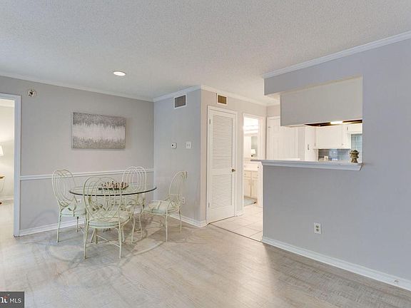 nice and comfortable dining area.we also can provide dining set