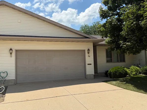 736 Southlawn Ter, Oelwein, IA 50662